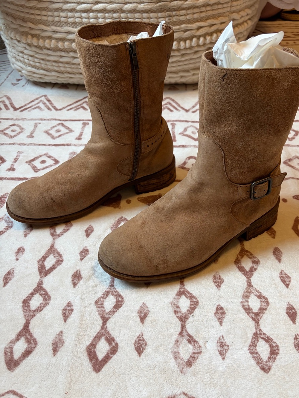 Women’s suede tan Uggs size 9